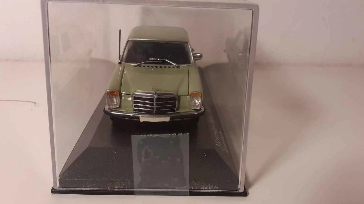 Voitures Miniatures Mercedes-Benz 240D verte de 1973 (MINICHAMPS référence 400 034001) - Bernard Miniatures