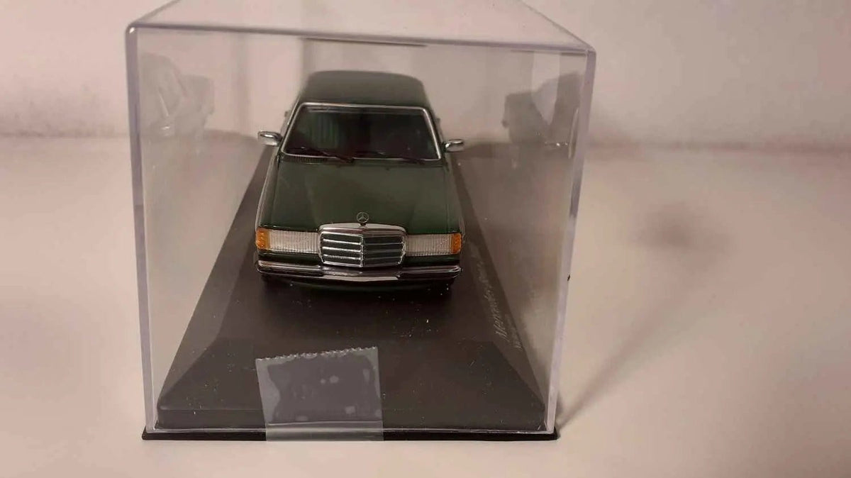 Voitures Miniatures Mercedes-Benz 280E verte foncée de 1976 (MINICHAMPS référence 430 032207) - Bernard Miniatures