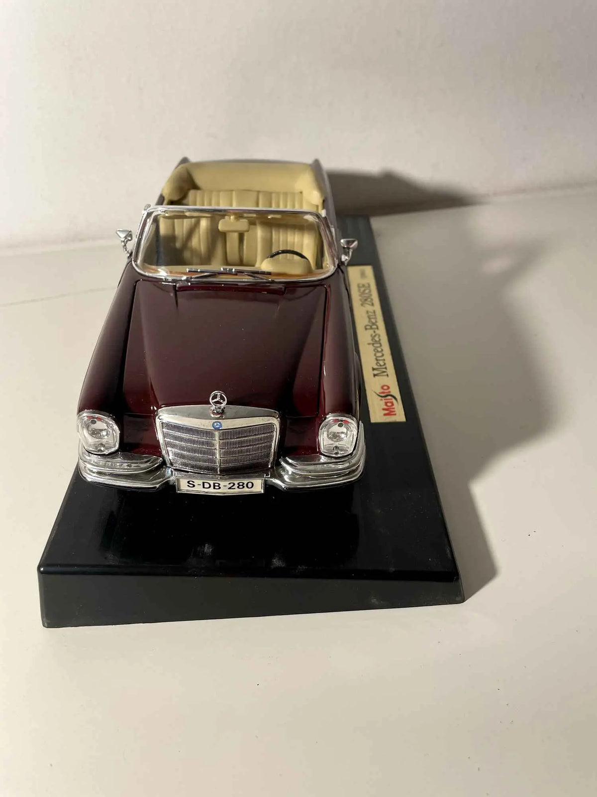 Voitures Miniatures Mercedes-Benz 280SE bordeaux de 1966 (échelle 1/18ème) - Bernard Miniatures