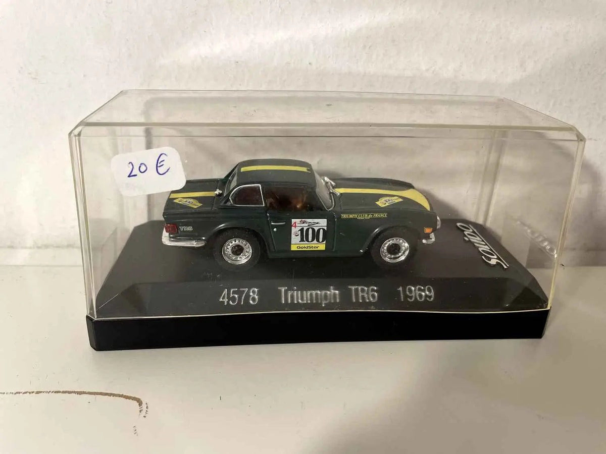 Voitures Miniatures Triumph TR6 verte de 1969 avec le numéro 100 (Solido référence 4578) - Bernard Miniatures