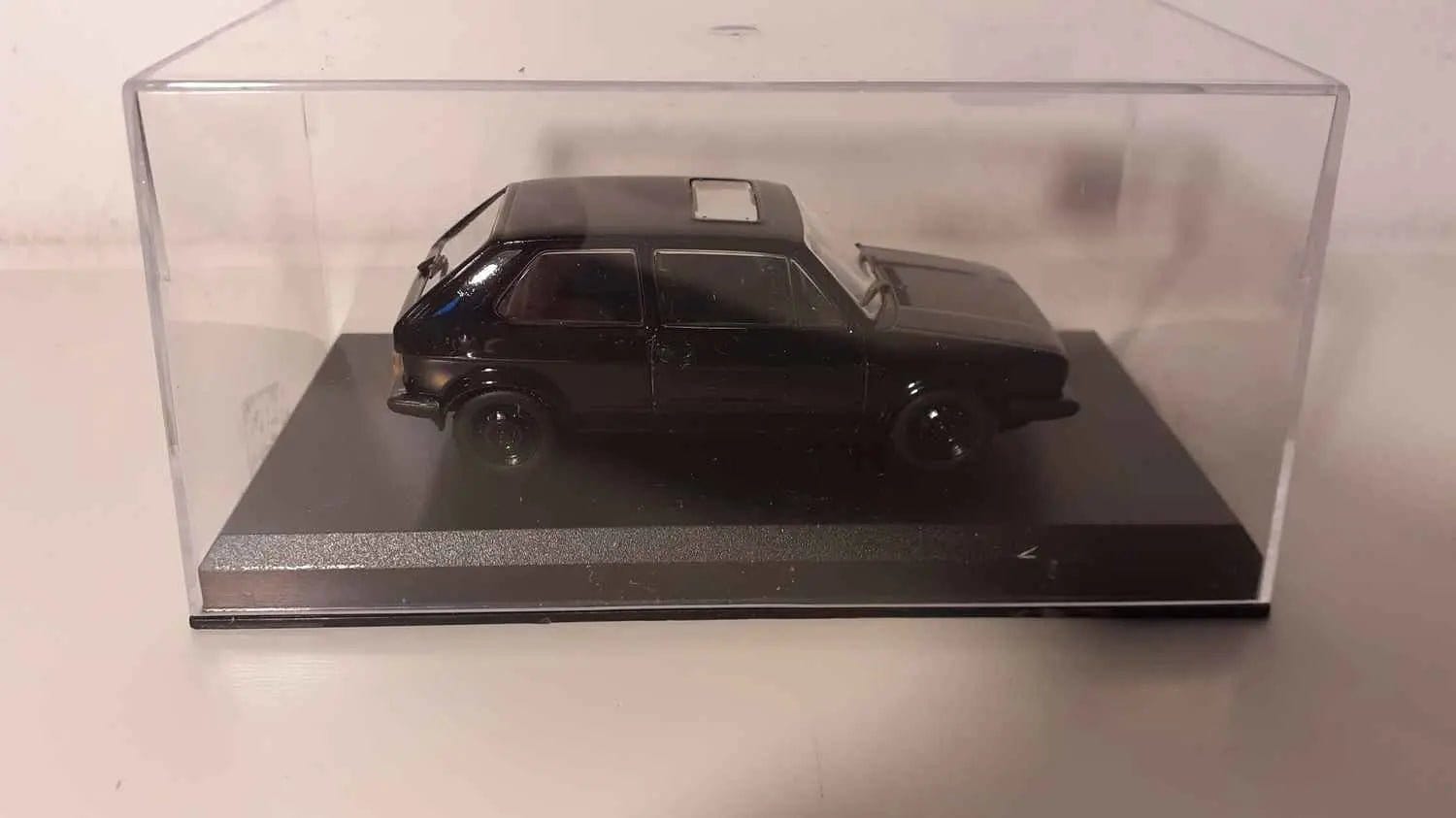 Voitures Miniatures Volkswagen GOLF 1 noire de 1974 (Auto Plus) - Bernard Miniatures