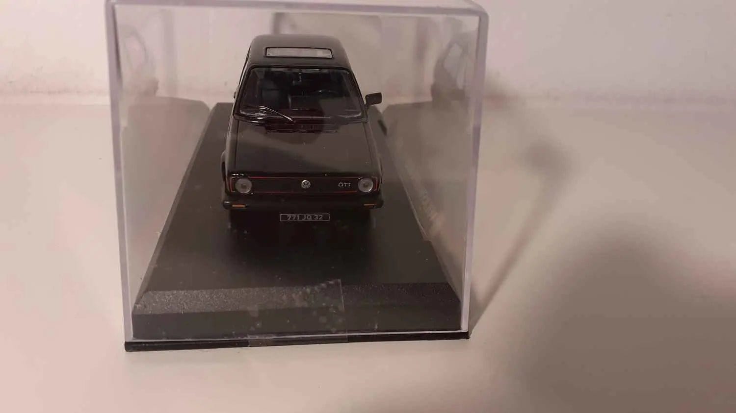 Voitures Miniatures Volkswagen GOLF 1 noire de 1974 (Auto Plus) - Bernard Miniatures