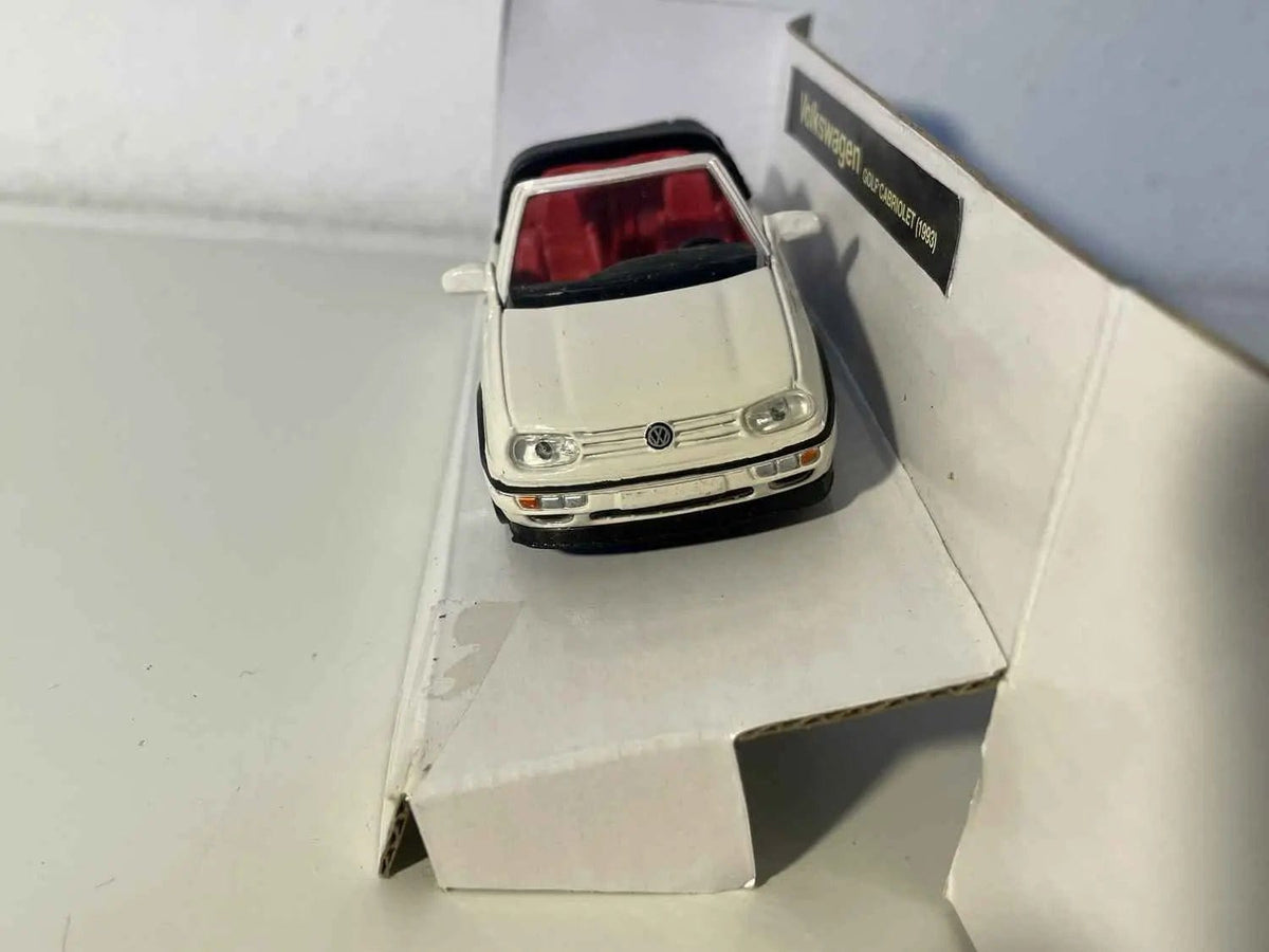 Volkswagen Golf cabriolet couleur crème de 1993 Bernard Miniatures