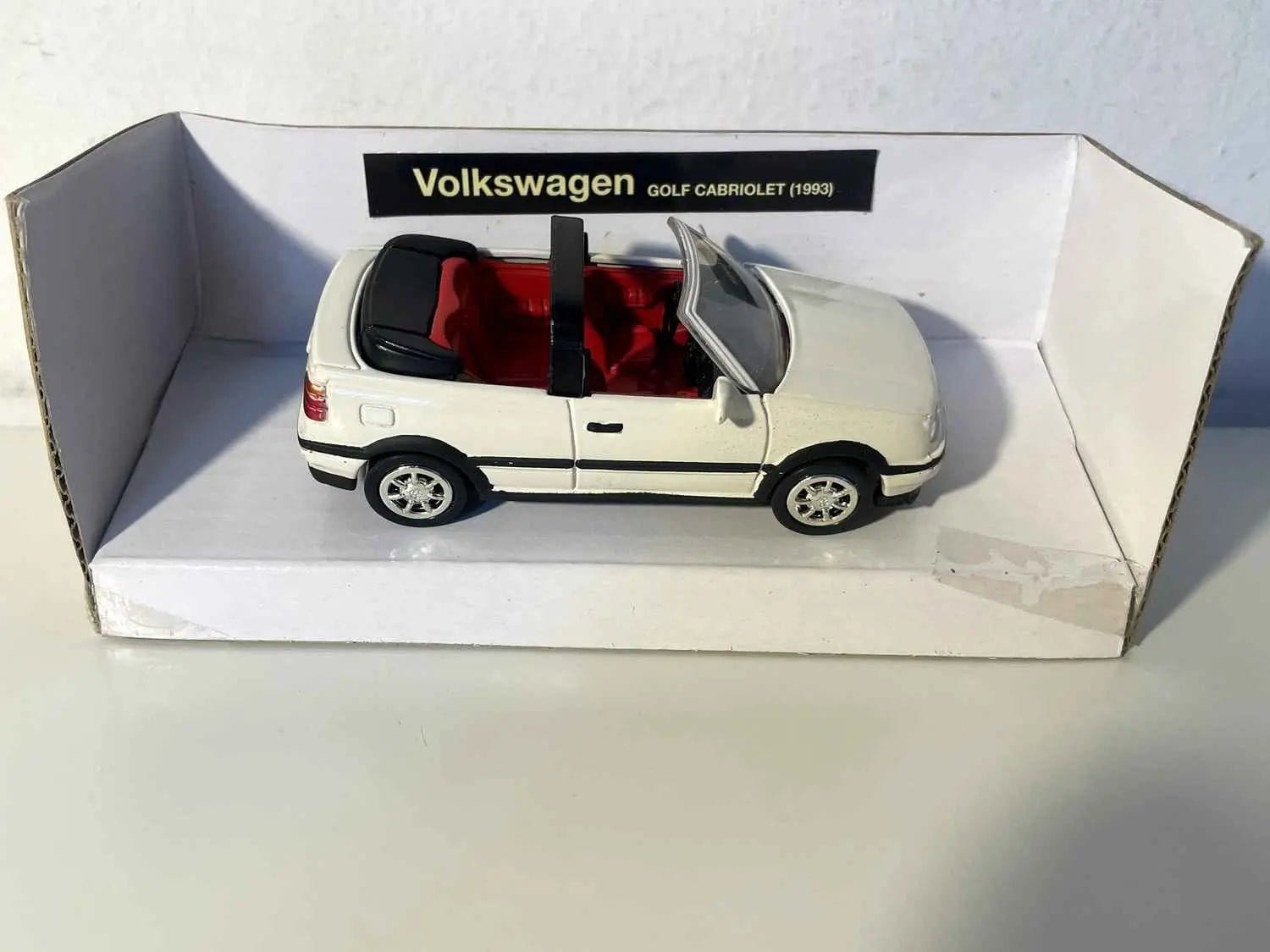 Volkswagen Golf cabriolet couleur crème de 1993 Bernard Miniatures