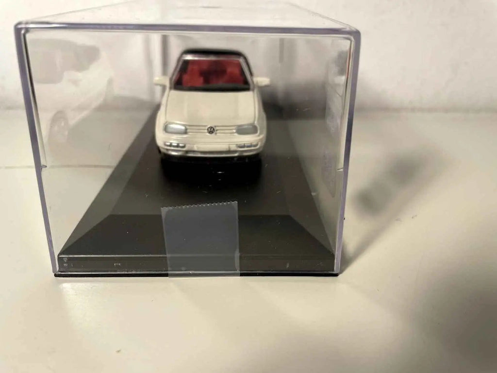 Volskwagen Golf Cabriolet blanc cassé/crème? de 1993 Bernard Miniatures