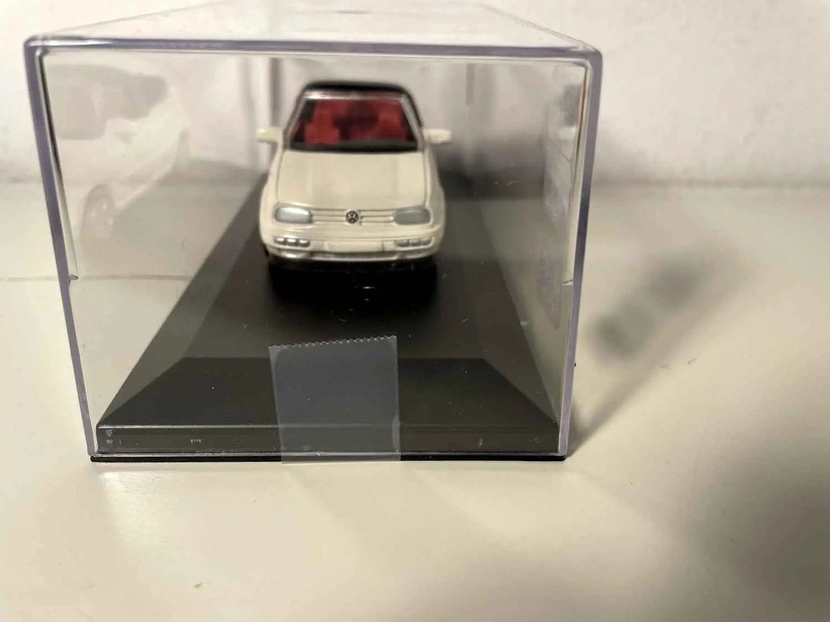 Volskwagen Golf Cabriolet blanc cassé/crème? de 1993 Bernard Miniatures