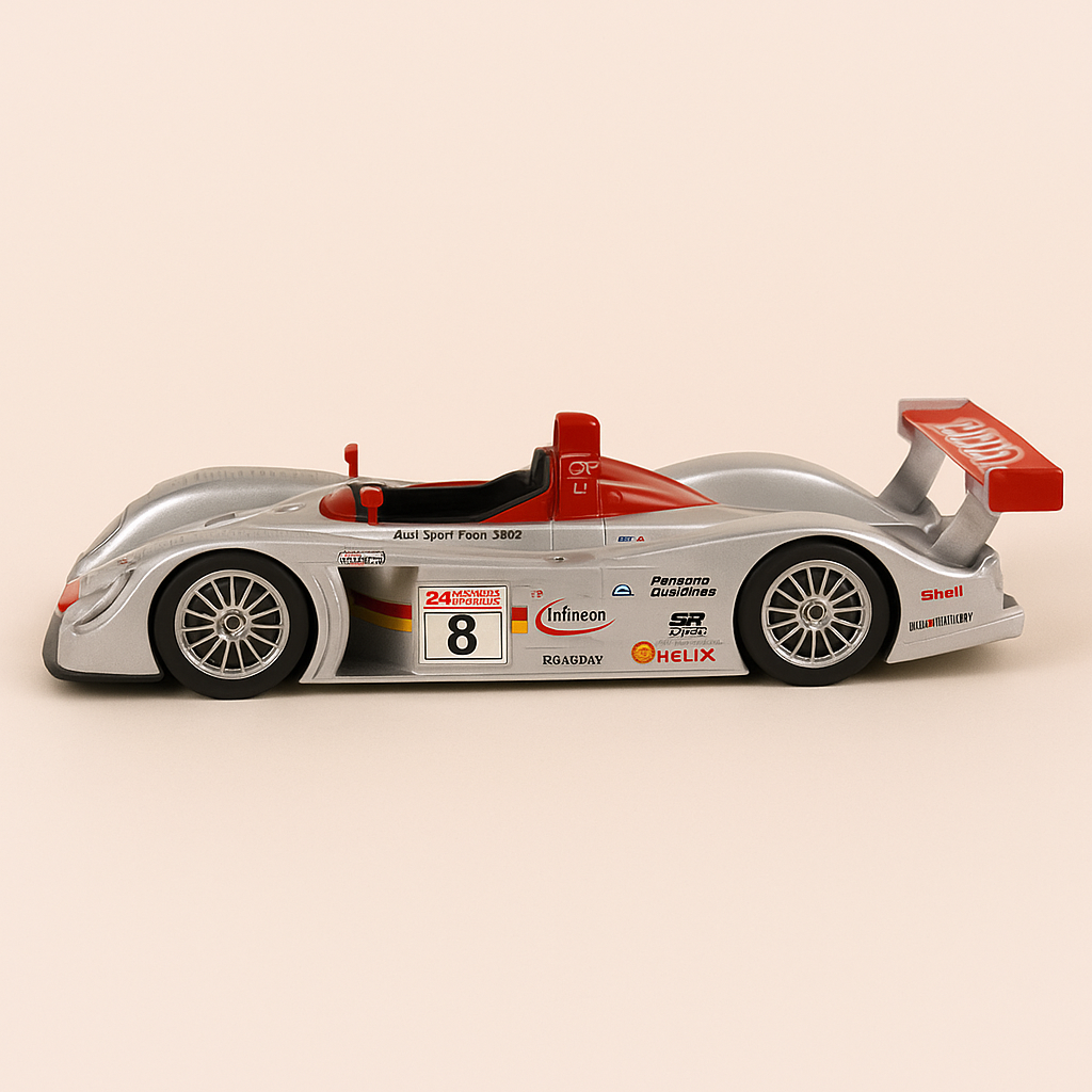 Audi R8 grise et rouge numéro 8 (24 heures du Mans de 2000) sous blister