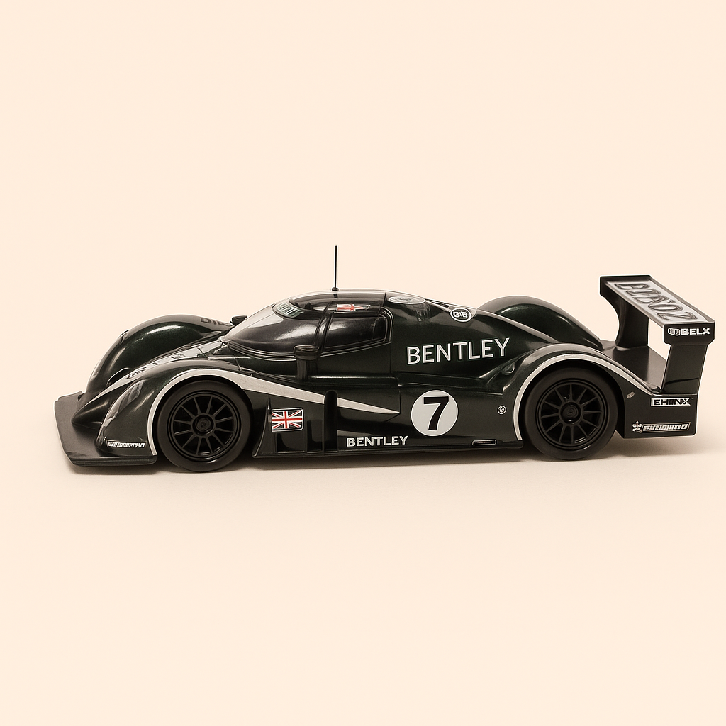 Donkelgréng Bentley Speed 8 Nummer 7 (24 Stonne vu Le Mans 2003)