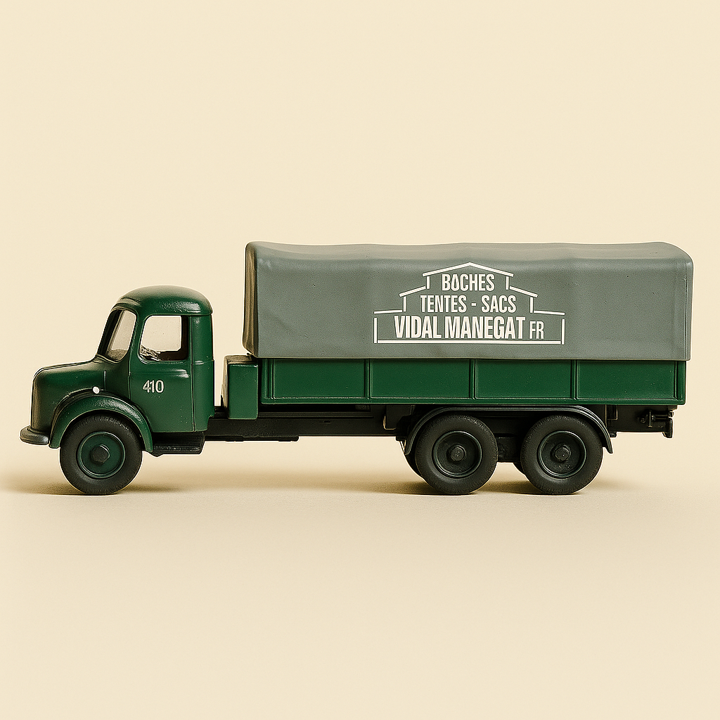 BERLIET GLM 10 M1 Camion vun 1956, mat Plane bedeckt Plattform mat der Opschrëft "Planen - Zelter - Taschen" op der Plane
