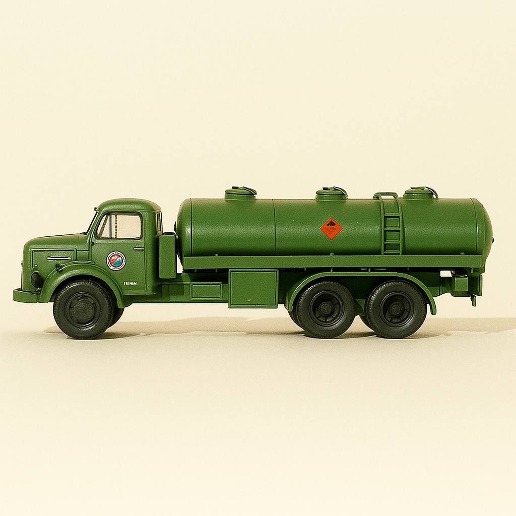 Cysterna Berliet GLM 10 w kolorze ciemnozielonym