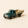 Photo professionnelle de la voiture miniature Camion Studebaker Vert Avec Benne Basculante Dinky Toys Editions Atlas - Image clean haute qualité