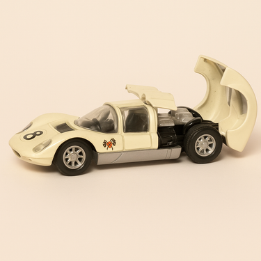 Photo professionnelle de la voiture miniature Chaparral 2D Beige Avec Le Numero 8 Voiture A Priori Repeinte Verem - Image clean haute qualité