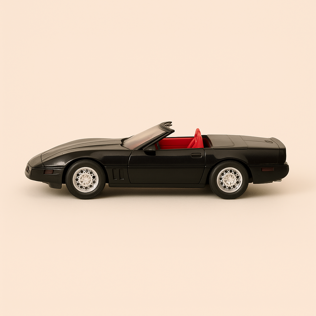Czarny Chevrolet Corvette Cabrio z 1984 roku (samochód amerykański)