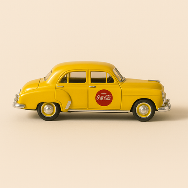 Photo professionnelle de la voiture miniature Chevrolet Sedan Jaune Avec Publicite Coca Cola Solido - Image clean haute qualité