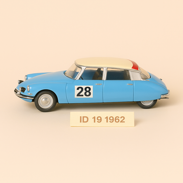 Photo professionnelle de la voiture miniature Citroen Id19 Bleue Claire Avec Le Numero 28 De 1962 Boite Plexi - Image clean haute qualité