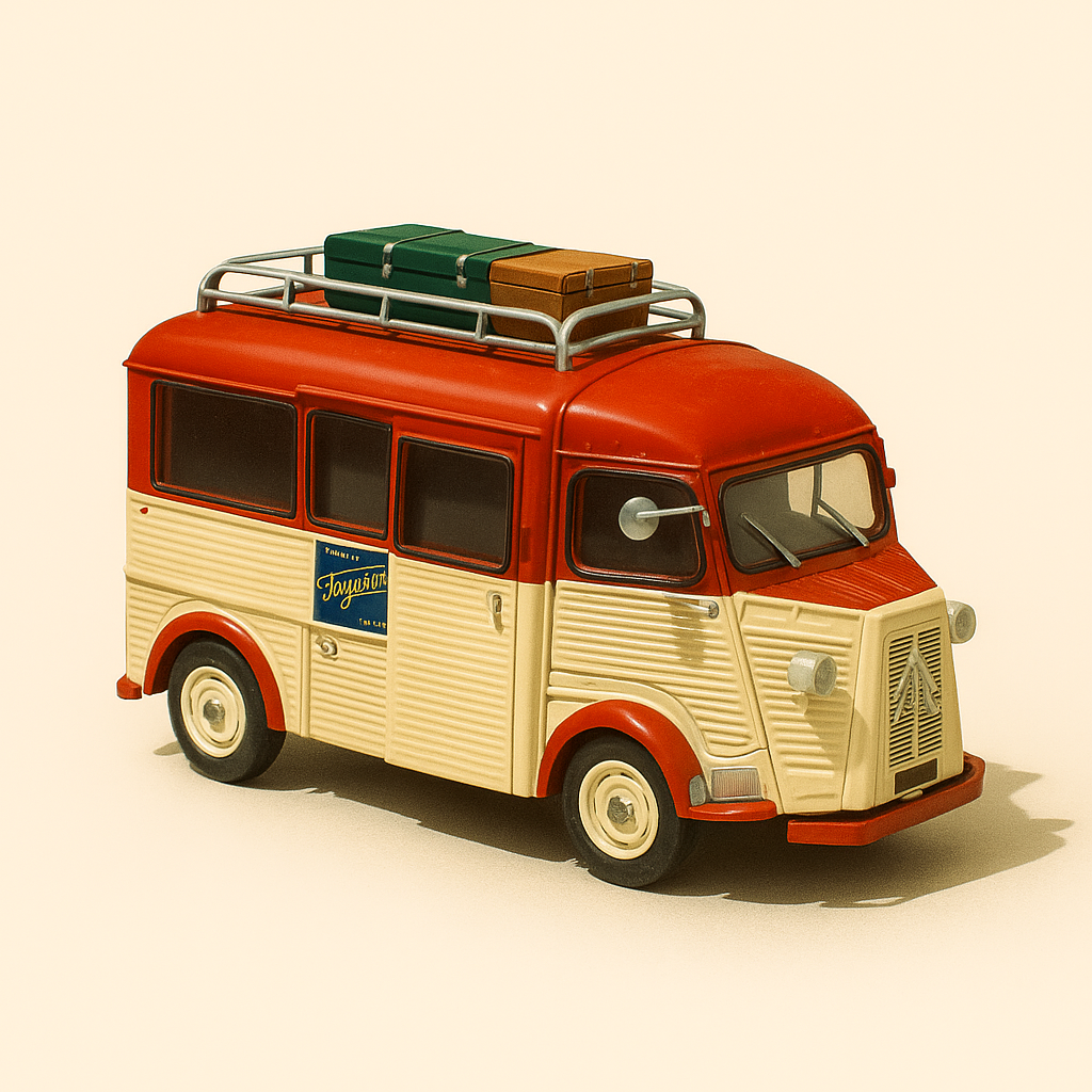 Beige en bruine Citroën Type H touringcar uit 1952 met bagage op het dak