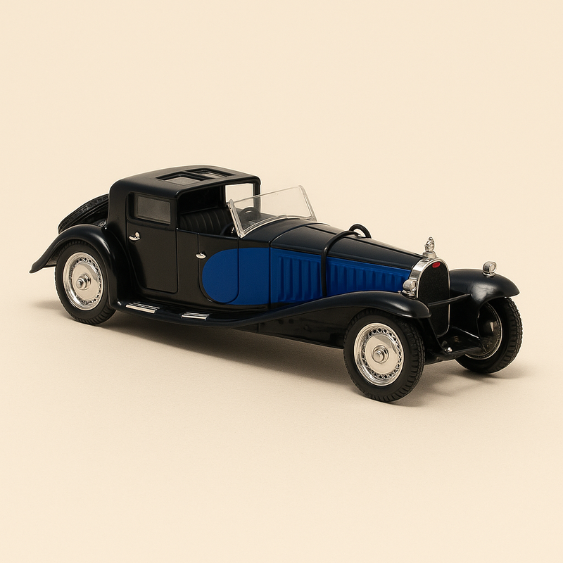 Bugatti Royale bleue et noire de 1928 (avec le nom sur plaque dorée fixée sur le socle)