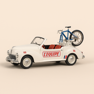 Peugeot 203 blanche "L'Equipe" avec porte-vélos du Tour de France de 1954 - Image haute qualité