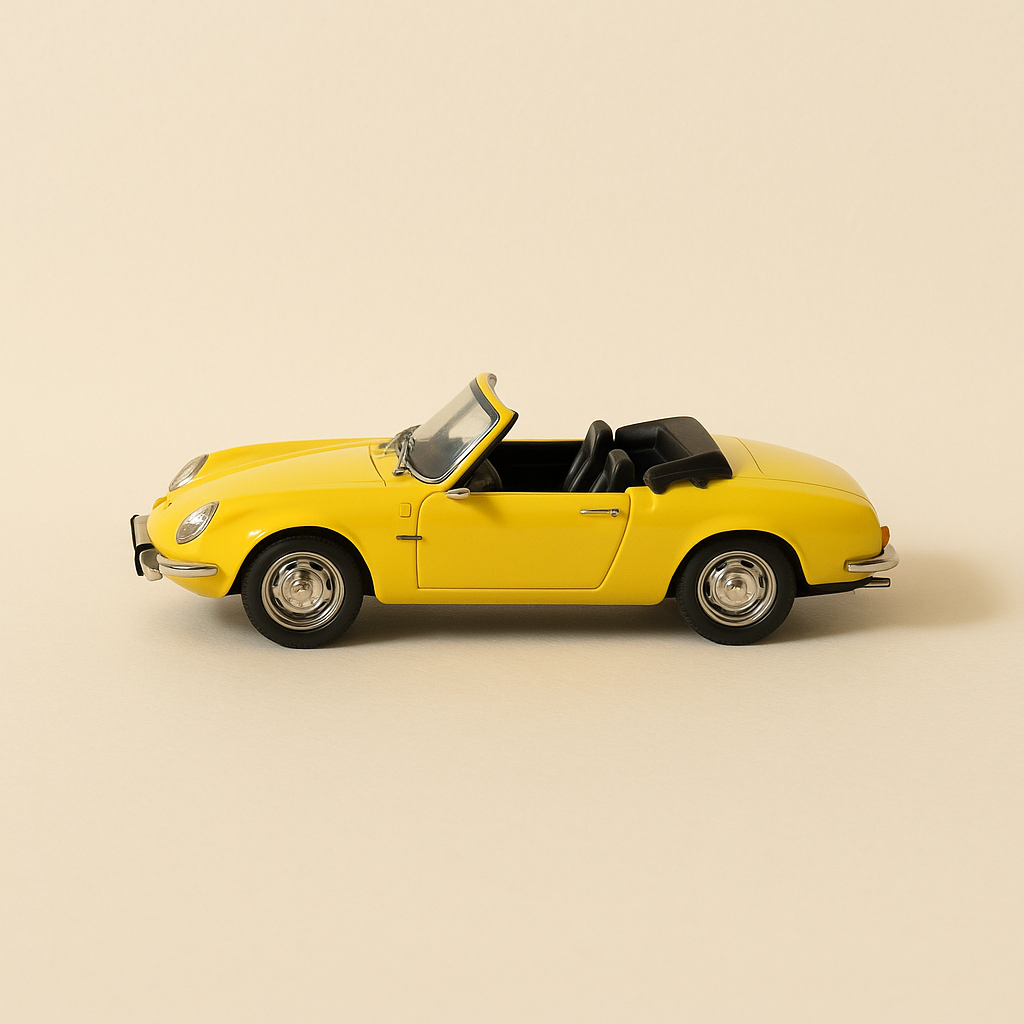 Simca CG Spider jaune de 1972 (voiture rajoutée sur un socle)