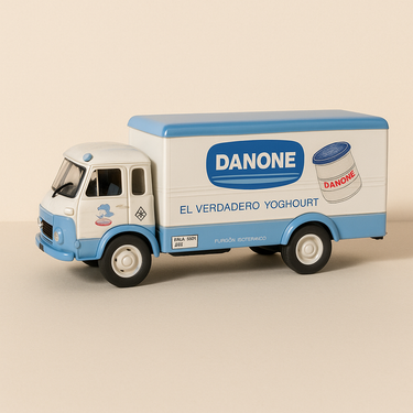 Camion PEGASO Z - 206 blanc et bleu de 1956 - DANONE (un rétroviseur en moins)) - Image haute qualité