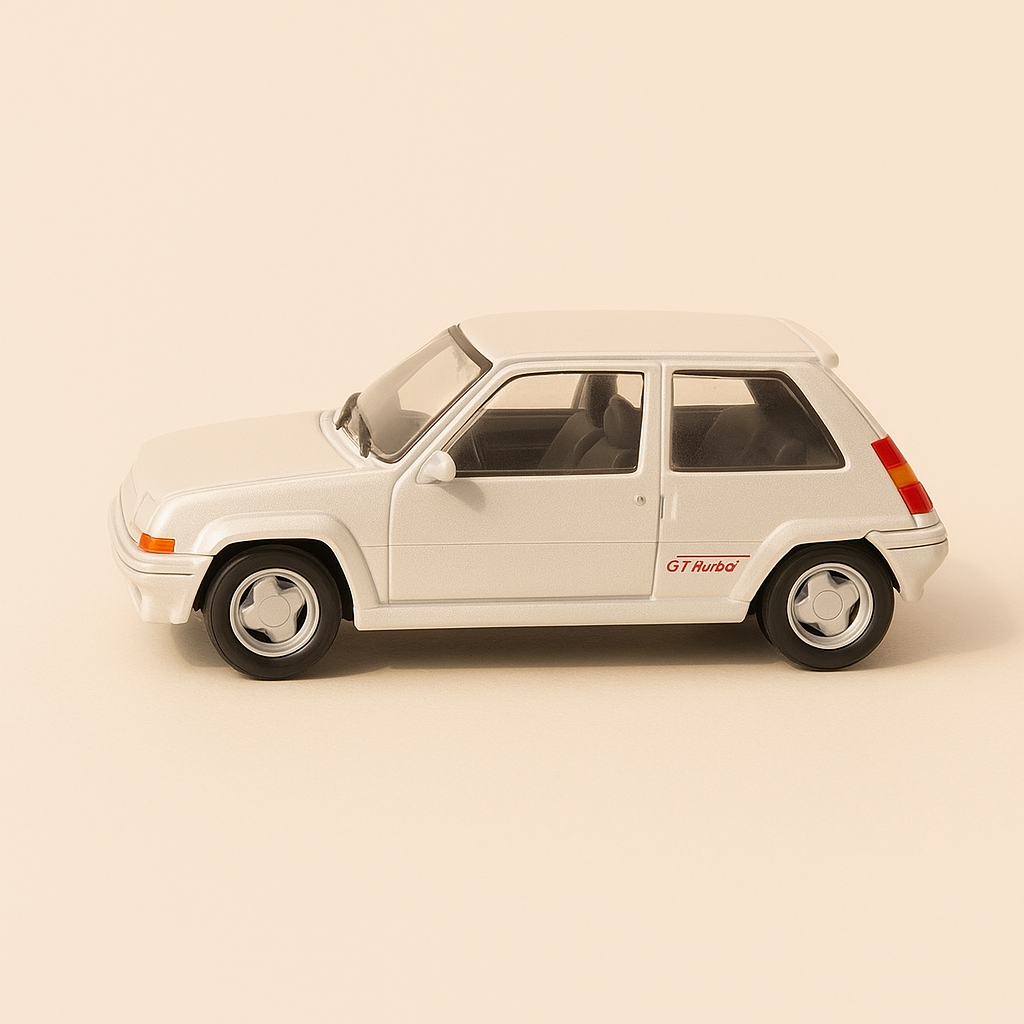 Renault Super 5 GT Turbo blanc cassé/beige pâle? PARADCAR référence 024