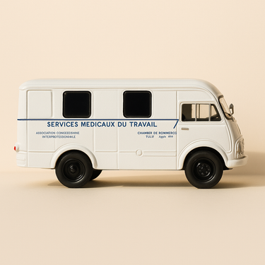 Camion Berliet GLA5 blanc services médicaux du travail - Edition Hachette Collections / fabricant de miniatures :IXO - Image haute qualité