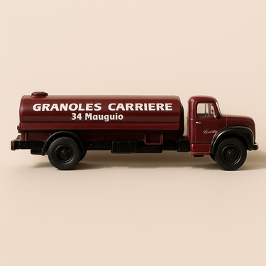 Camion citerne Berliet GLM 10B citerne des vignobles Carrière (34 Mauguio) - Collection Hachette - Image haute qualité