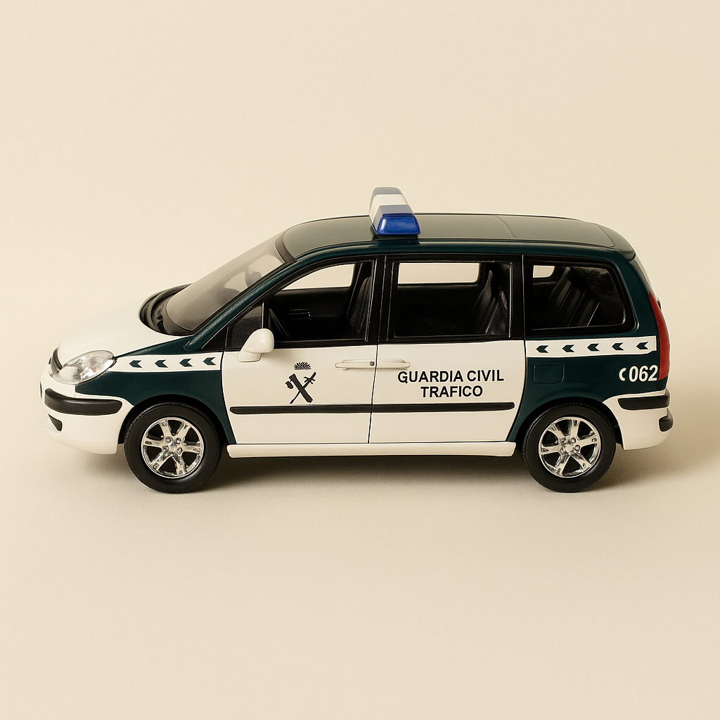 Weiße und grüne Peugeot 807 der spanischen Polizei (Guarda Civil Trafico)