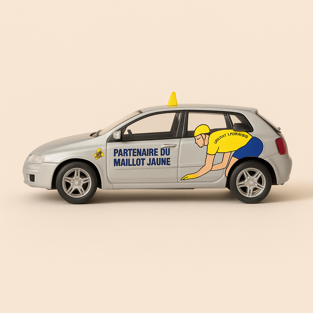 Photo professionnelle de la voiture miniature Fiat Stilo Bleue Grise Maillot Jaune Credit Lyonnais Tour De France 2002 - Image clean haute qualité