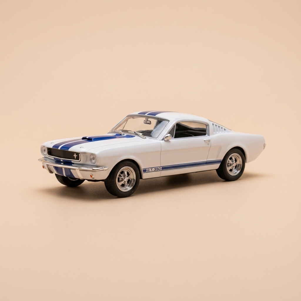 Shelby 350GT blanche et bleue (voiture américaine)