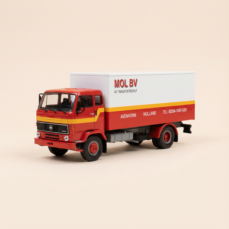 Czerwono-pomarańczowy i biały samochód ciężarowy Volvo F88 MOL BV