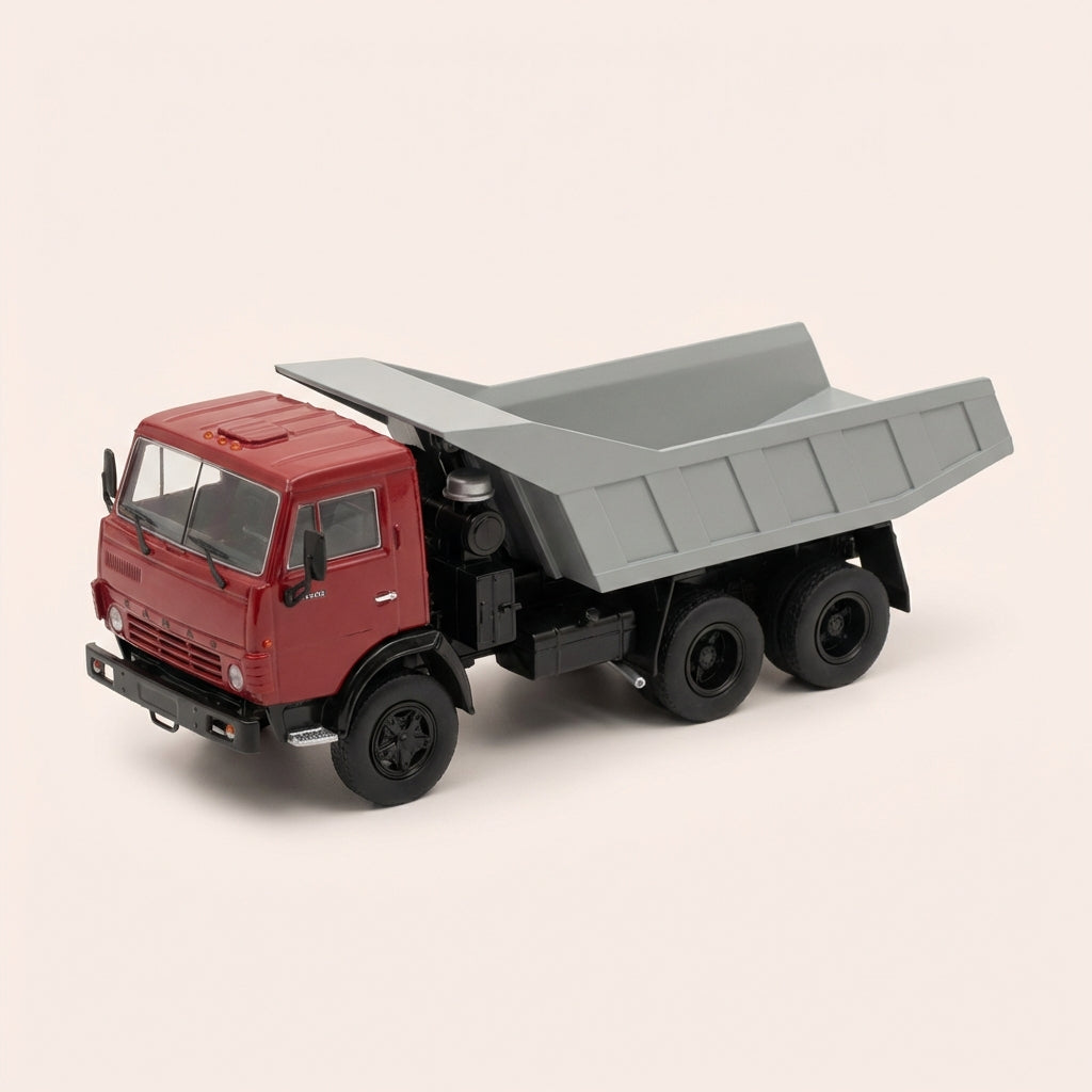 Camión volquete Kamaz 5511 con cabina roja y caja gris (URSS 1976)