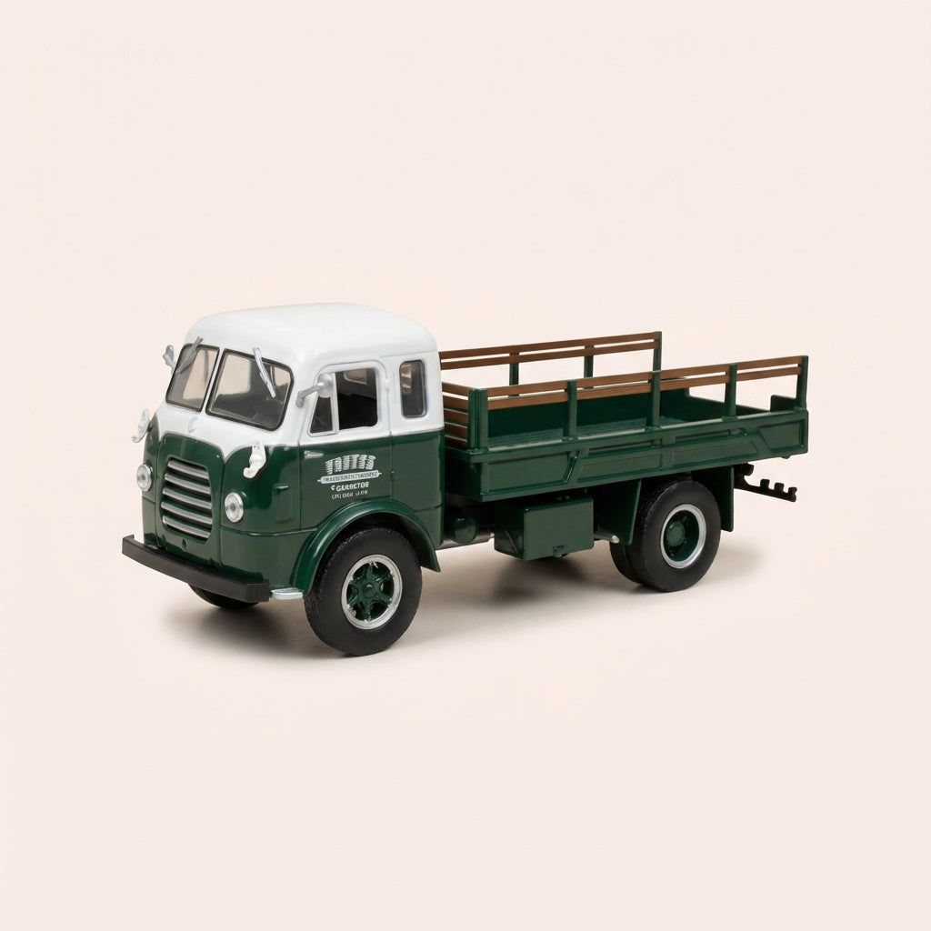 Camionete FNM D-9500 Brasinca (Brasil 1657) camionete verde e branca com plataforma com laterais – FRETES escrito na porta