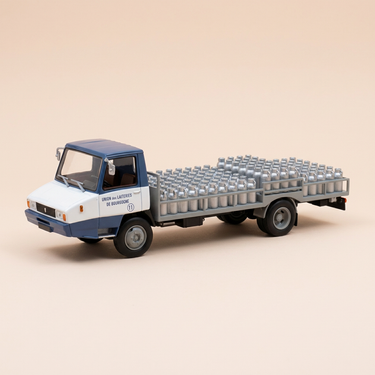 Voiture miniature - Camion laitier bleu et blanc Berliet Stradair 20