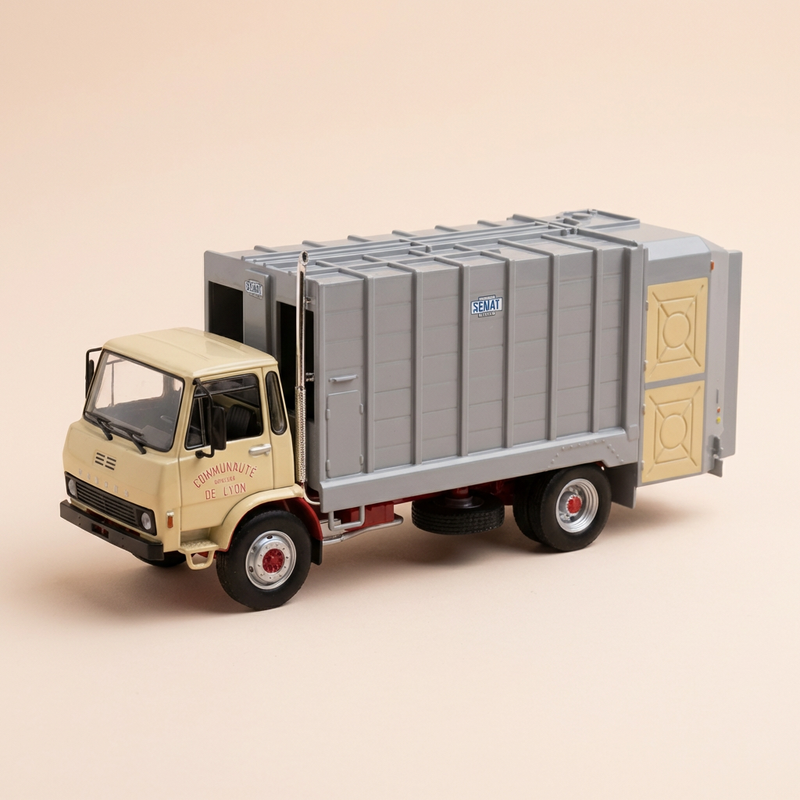 Camion Berliet GC 100 jaune et gris - camion benne pour le ramassage des ordures ménagères