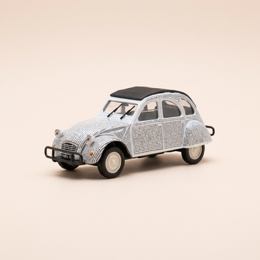 Voiture miniature - Citroën 2 CV 6 blanche avec des écritures noires (textes de Jacques Prévert) - Norev