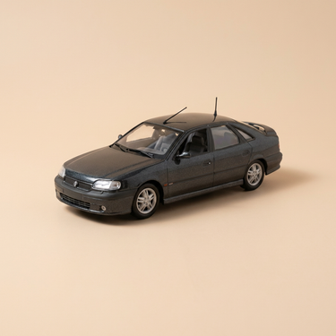 Voiture miniature - Renault Safrane Biturbo Baccara bleue foncée de 1993 - Universal Hobbies (coffret boite rectangle)