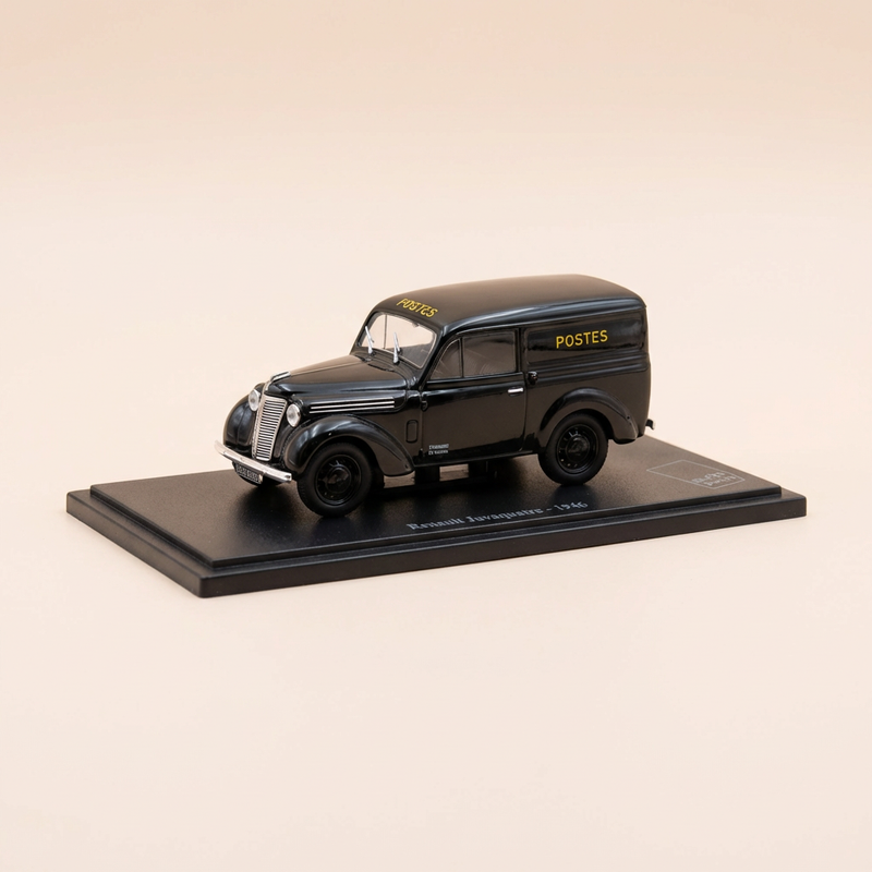 Renault Juvaquatre verte de 1946 - La Poste - PTT