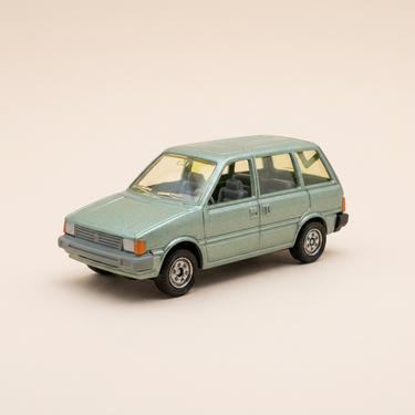 Voiture miniature - Nissan Prairie verte - Solido référence 1341 (MANQUE le pare-brise arrière)