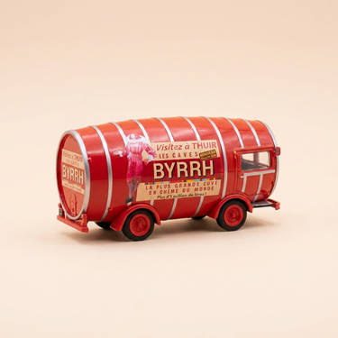 Voiture miniature - Renault 1400 Kg rouge avec publicité sur les alcools BYRRH (caves Byrrh à Thuir)