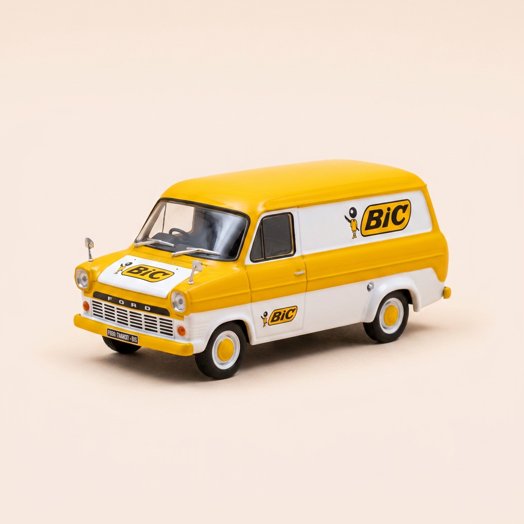 Ford Transit amarillo y blanco con publicidad BIC