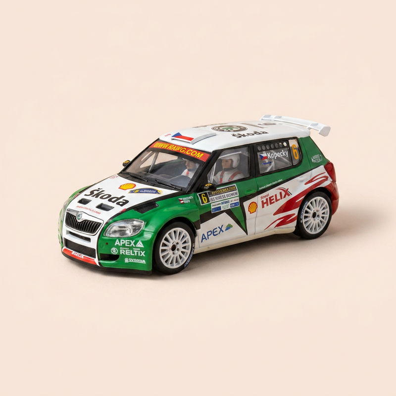 Skoda Fabia S2000 biała, zielona i czerwona numer 6 - rajd Księstwa Asturii w Hiszpanii w 2009 roku