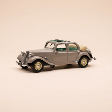 Voiture miniature - Citroën Traction 11 BL Découvrable A.E.A.T. marron? de 1950 (boite plexi)