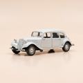 Voiture miniature - Citroën Traction - Avant 11 Familiale grise claire de 1954 (boite plexi)