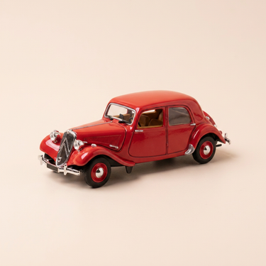 Voiture miniature - Citroën Traction Light Fifteen rouge de 1951 (boite plexi)