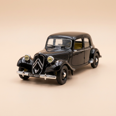 Voiture miniature - Citroën Traction 11BL noire de 1953 (boite plexi)