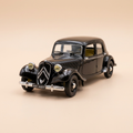 Voiture miniature - Citroën Traction 11BL noire de 1953 (boite plexi)