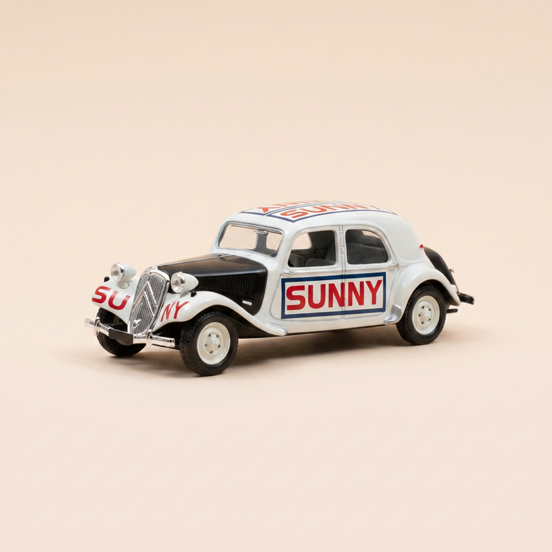 Citroën Traction 11B w kolorze łamanej bieli z 1955 roku - kaskaderzy SUNNY (pudełko plexi)