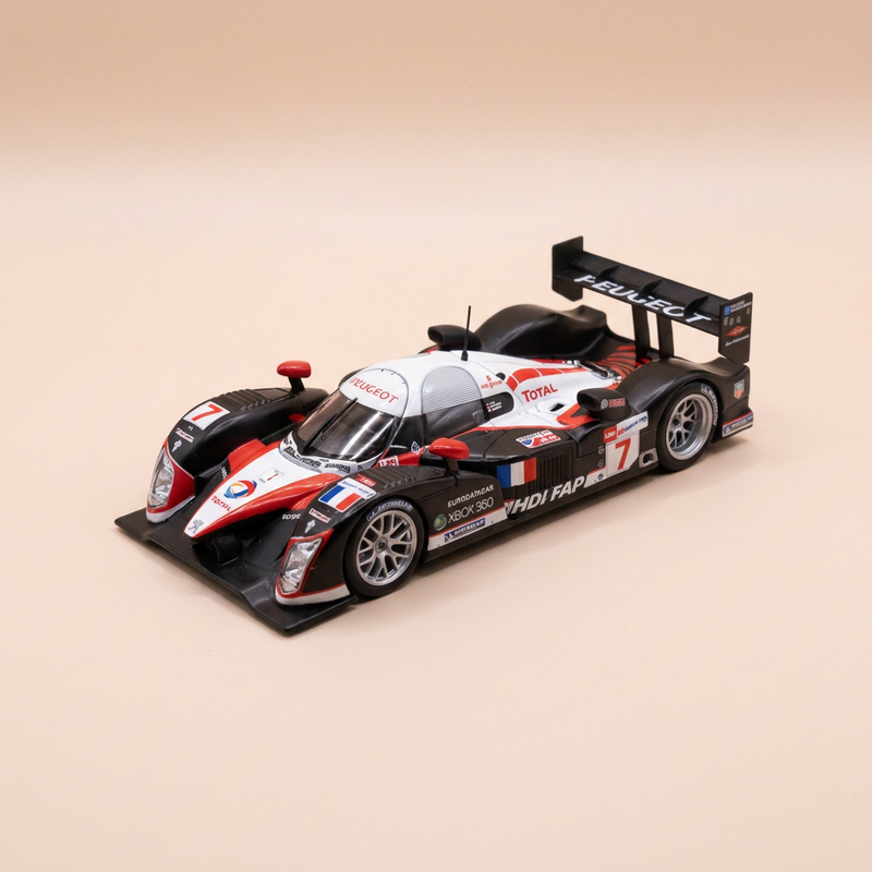 Peugeot 908 DDI noire, blanche et rouge numéro 7 - 24 heures du Mans de 2008