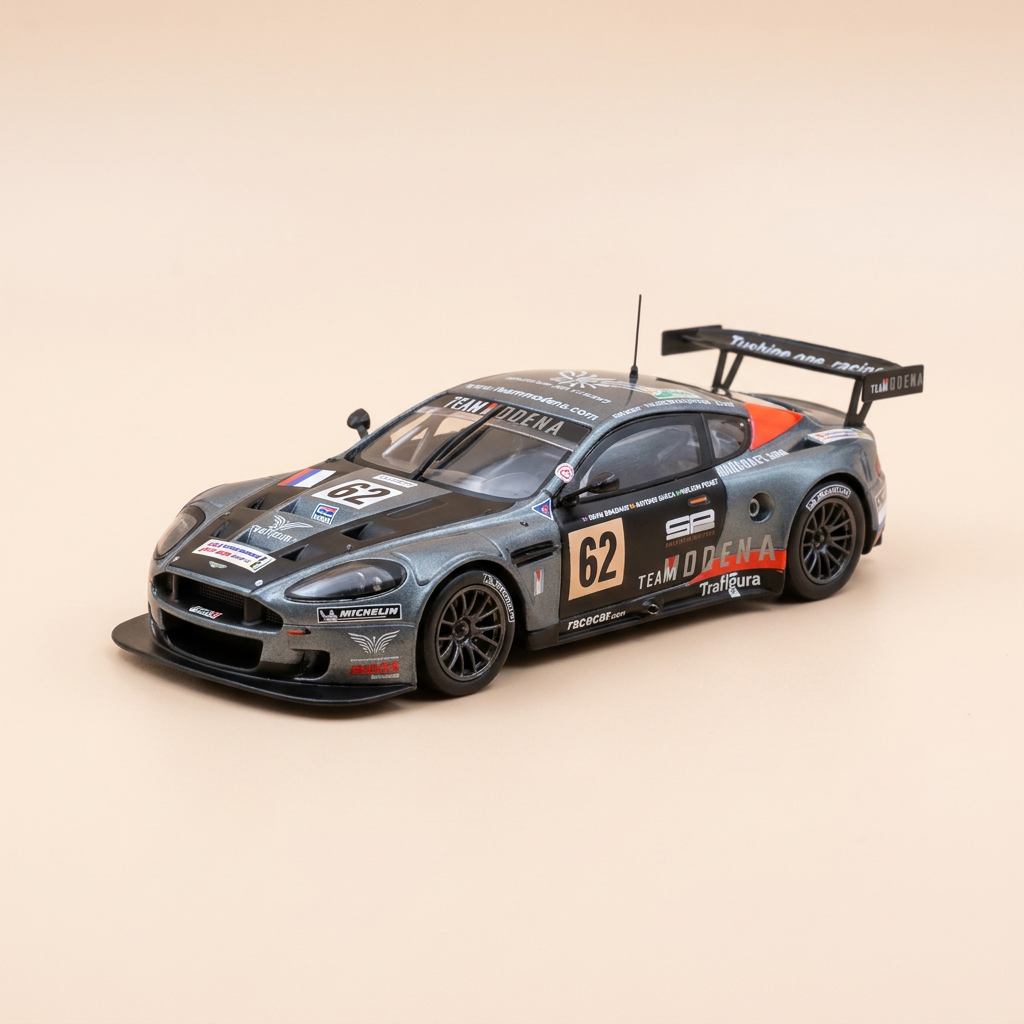 Aston Martin DBR9 grise foncée, noire et rouge numéro 62 - 24 heures du Mans de 2006